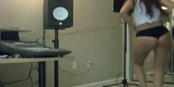 Robyn Fly ass shakin to whooty