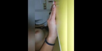 Me follan bien duro mi co&ntilde;ito en el ba&ntilde;o de la disco y no puedo parar de gozar
