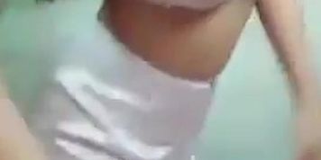 Em g&aacute;i &aacute;o d&agrave;i tr?ng tinh kh&ocirc;i show h&agrave;ng