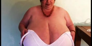 karola binds her huge boobs