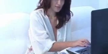Sultry Webcam Girl Wants To Play WIth U