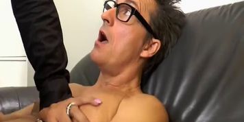 Bumsb&uuml;ro -Conny macht es charmant wieder gut und fickt die Chefin in Nylons (Conny Dachs)