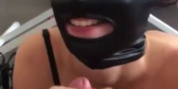 Chienne fran&ccedil;aise suce en masque latex, et refuse de me laisser jouir