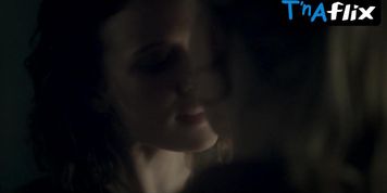Victoria Pedretti Lesbian Scene  in The Haunting Of Bly Manor