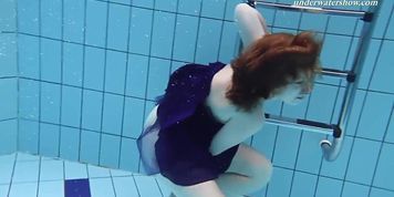 Hot Chick In Public Swimming Pool All Alone And Wet (Lisa Ann)