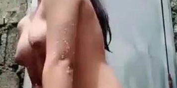ABG Mandi Diluar Rumah Biar Diintipin Bapak Bapak Satu RT Dan Syukur Syukur Ada Yang Berani Minta Memek