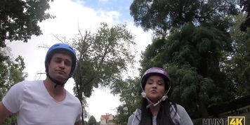 HUNT4K. Lucky fucker caza algo dulce en el parque y tiene &eacute;xito