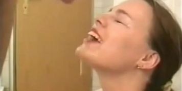 Sie laesst sich ins Gesicht spritzen
