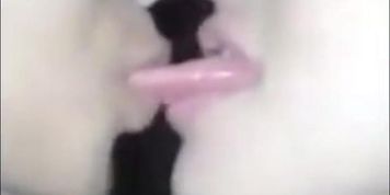 Amigas se ponen calientes con un rico beso l&eacute;sbico 