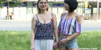 Deutsche Blondine wird von Freundin anal mit Dildo penetriert