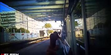 mostrando, empalmado en el metro 17