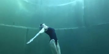 UNDERWATER DANCER 2