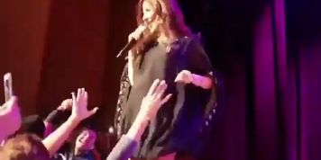 Nancy ajram hot (Julia Hayes)