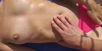 Hey honey, cum put some tan lotion on me!