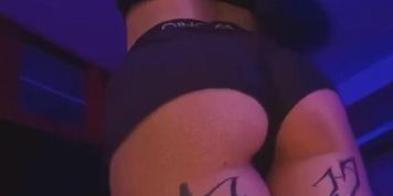 Blackhaired beauty showing off her ass