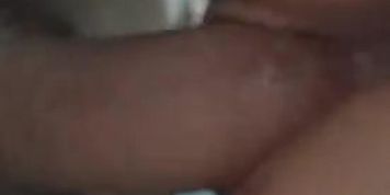 Novinha sentando e enfiando o dedo no cuzinho gozando gostoso