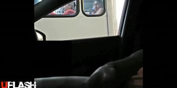 Bus Lady Looks Car Guy Cock Flash Camion Carro