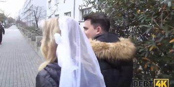 DEBT4k. Un collecteur de dettes baise la mari&eacute;e en robe blanche et bas