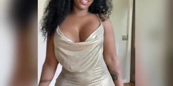 Morena do fio dental atolado