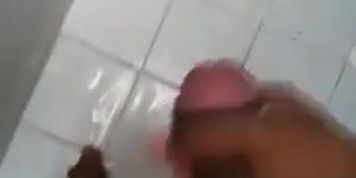 Mi cu&ntilde;ado  me manda video que rica su verga llena de lechera 