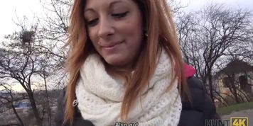 HUNT4K. Die s&uuml;&szlig;e Rothaarige Jenifer Red saugt einen Schwanz und wird