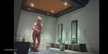 beautiful girls bathroom voyeur  (beautiful_girls beautiful_girls)