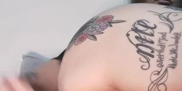 Gostosa fazendo anal com dildo tirando do cusinho