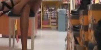 Elle s 039 exhibe dans un magasin de chaussures without culotte