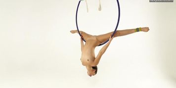 Brunette Kim Nadara in yellow socks doing acrobatics (Dea Jehtor)