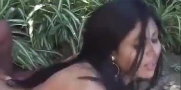 Morena rabuda  linda e gostosa gemendo e gozando dando   o cusinho bem gostoso de quatro
