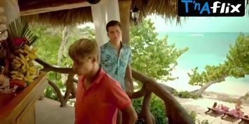 Nastassja Samburskaya Bikini Scene  in Zhenshchiny Protiv Muzhchin