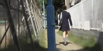 Patient dressed up girl loses her bottom part during fast sharking adventure