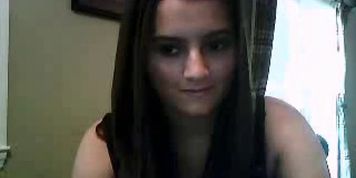 Teen masturbates front the webcam revealing her tits