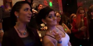 Cfnm amateurs suck dicks - video 1