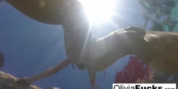 Olivia has some summer fun in the pool (Olivia Austin)