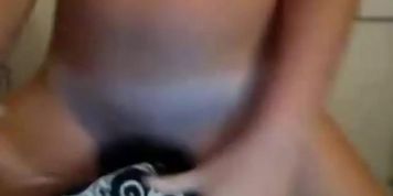 hot girl spreads pussy n plays on cam