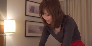 Subtitled CFNM Japanese hotel milf massage leads to handjob