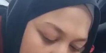 Awek Tudung Cantik Kulum Pelir Dalam Kereta