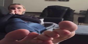 Candid European Girl Feet Soles & Wiggling Toes