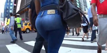 Delicious booty in pocketless jeans