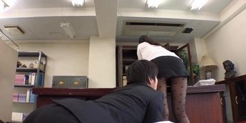 Fuck a lusty Japanese woman in the working room of the office (Office Lady)