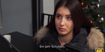 DEBT4k Guy zieht einen harten Schwanz aus der Hose, um den hinrei&iuml;&iquest;&frac12;enden Schuldner zu bestrafen (Monica Sweet)