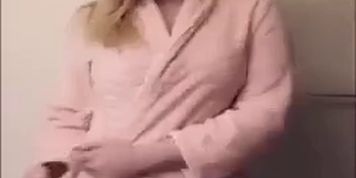 Belle blonde aux grosses fesses