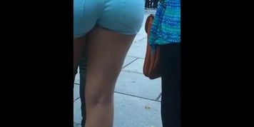 novinha de short azul