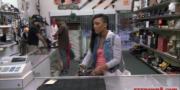 Curvy Ebony chick pawns her shaved pussy for a golf clubs