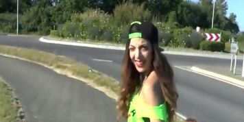 Freche Goere besorgt es sich mitten im Kreisverkehr