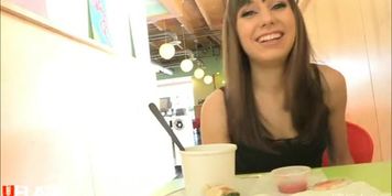 Risi Flashing in coffe shop - Sexxarts