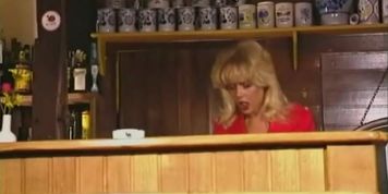 Kelly Trump Mit Dem Dildo Hinter Der Theke Gefickt
