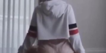 Maori twerking her ass