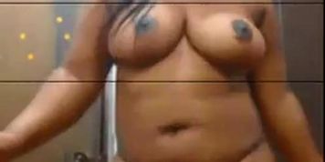 CURVY AFRICAN GIRL SHOWS OFF